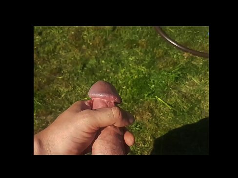 ❤️ Una guapa calenta es folla el seu cony rosa i es corre amb un esquitxat en un jardí d'estiu ❤ Vídeo de merda al porno ca.analpics.ru ❌️❤